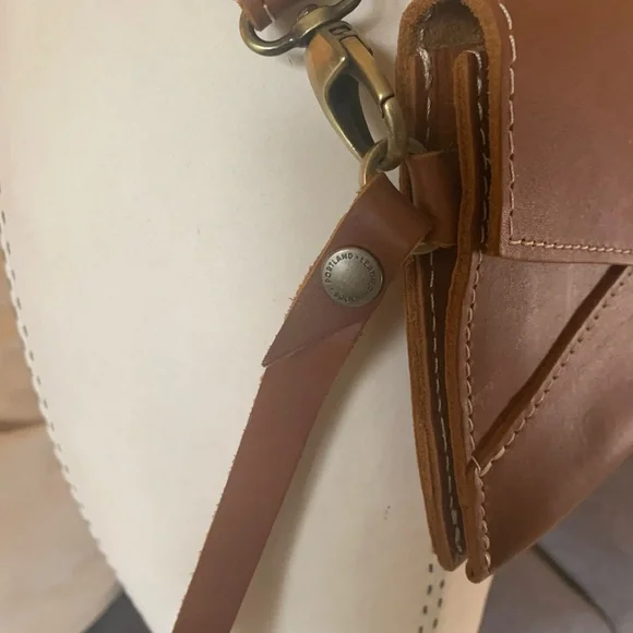 Portland, leather Crossbody - Picture 2 of 12